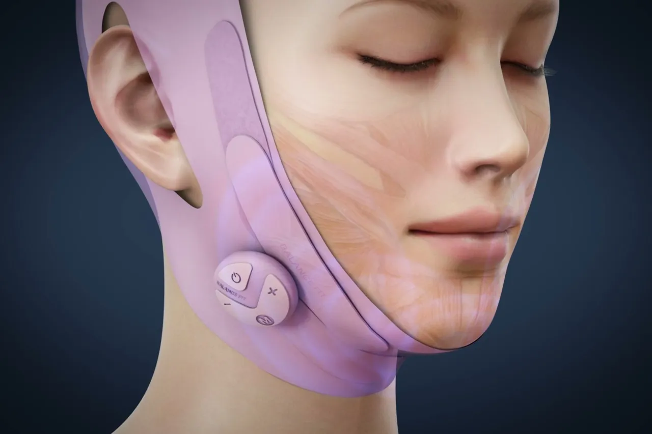 어댑트 발란스핏 EMS 브이라인 밴드 3D 영상. 3D로 만든 얼굴에 밴드를 차고, 반투명해진 볼 아래로 근육이 비친다