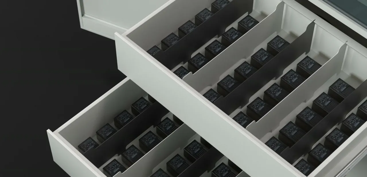 가드케이 리튬 배터리 보관함 3D 영상, 칸막이로 나뉜 서랍에 배터리가 보관된 장면